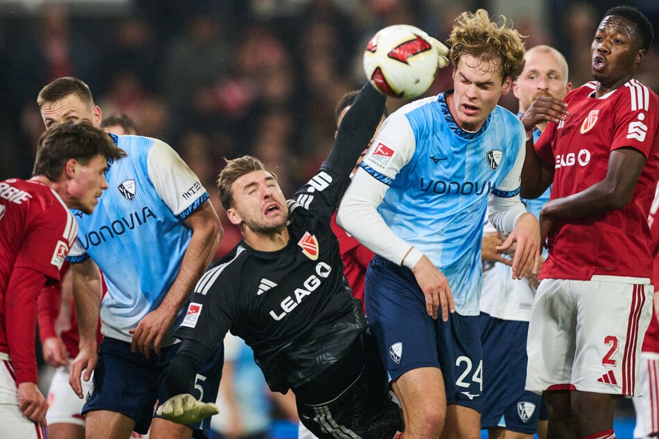Cottbus-Keeper Marcel Lotka (25) zeigte vollen Einsatz, am Ende musste sich Energie dem VfL Bochum aber geschlagen geben.