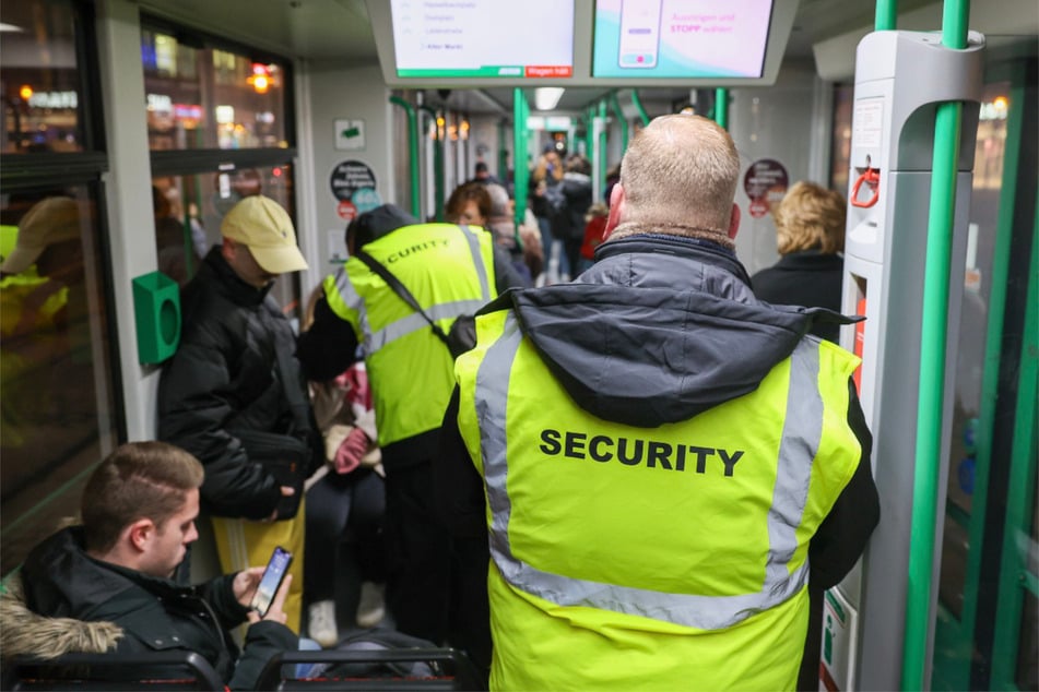 Die Sicherheitsleute sind zu zweit in Bahnen und Bussen unterwegs.