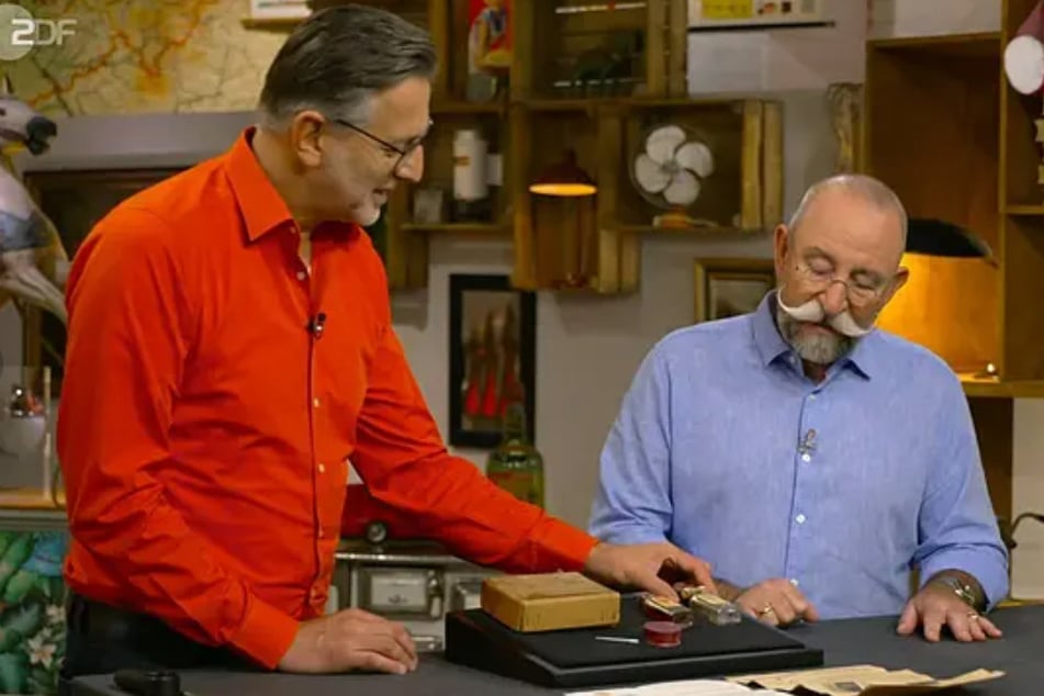 "Bares für Rares"-Moderator Horst Lichter (63) und sein Experte Detlev Kümmel (57) werfen einen ersten Blick auf die Verkaufsobjekte.
