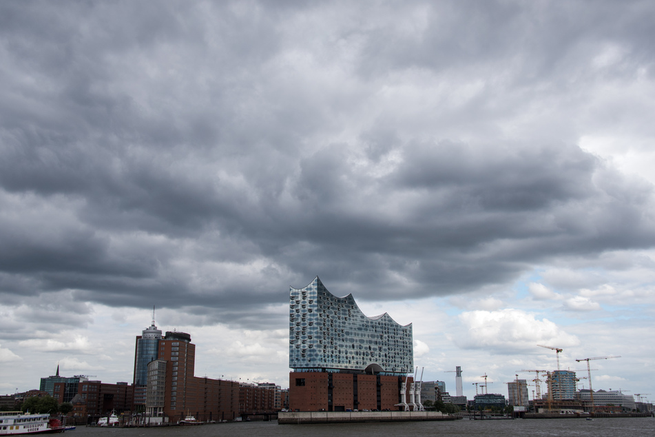 Wolken über der Elbphilharmonie in Hamburg. Das Wetter in der Hansestadt und im Norden ist am Wochenende von einigen Wolkenfeldern geprägt. (Symbolfoto)
