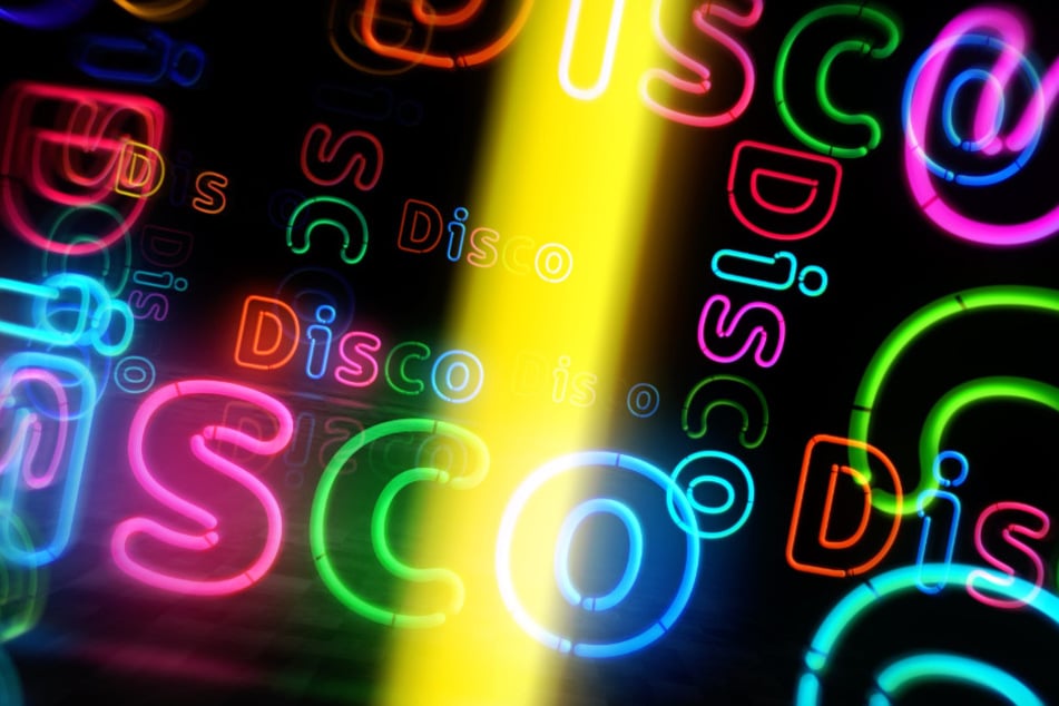 Im Nachtwerk Zwickau scheinen die Neon-Farben am Sonntagabend besonders stark.