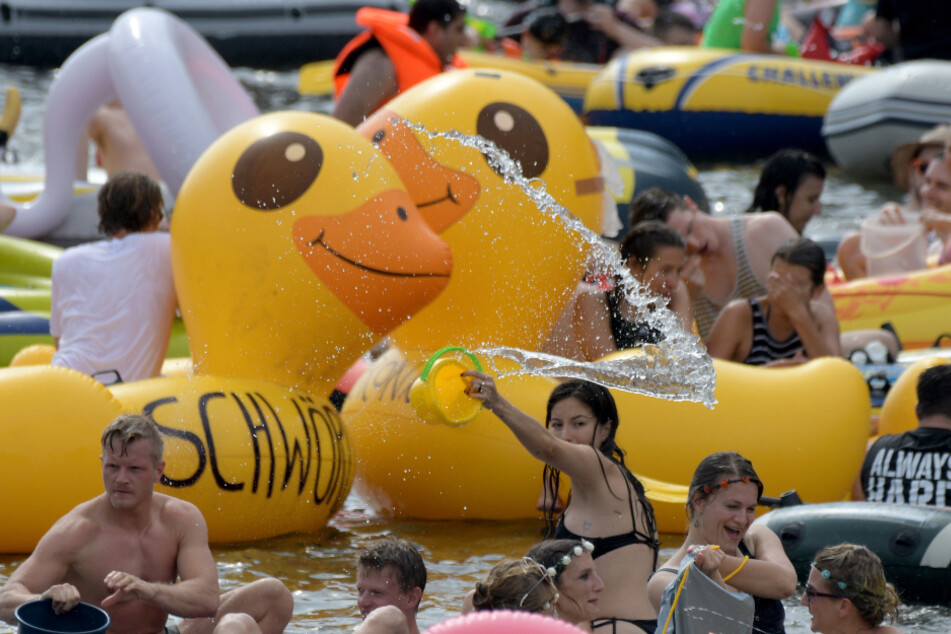 Juli 2019: Auf der Donau liefern sich die Teilnehmer am Nabada eine Wasserschlacht.