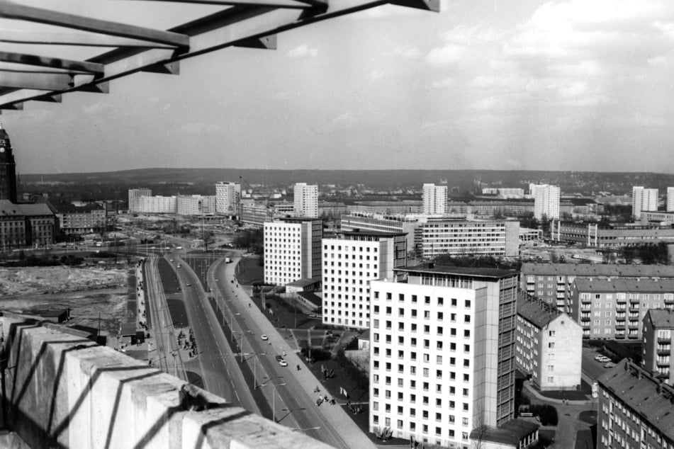 An der St. Petersburger Straße (damals Leningrader Straße) waren 1970 noch immer viele Baulücken zu finden.