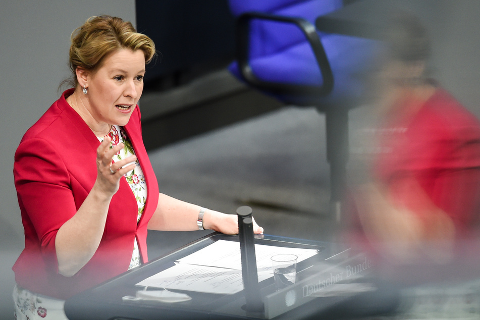 Franziska Giffey (42, SPD), Bundesministerin für Familie, Senioren, Frauen und Jugend, fordert mehr Schnelltests für Deutschlands Schulen.