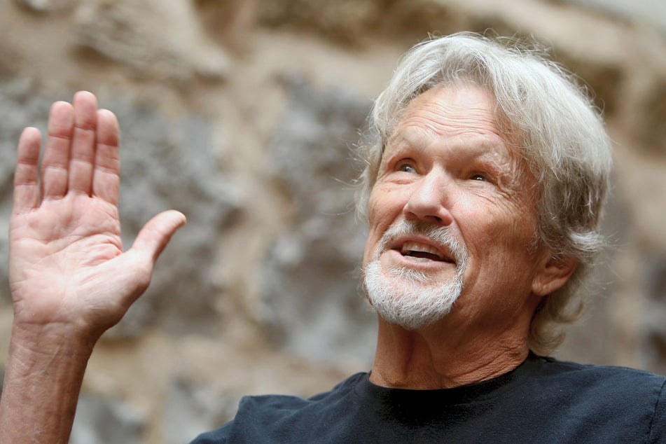 Kris Kristofferson (†88) starb friedlich. "Wenn ihr einen Regenbogen seht, dann wisst, dass er auf uns alle herab lächelt", hieß es in einer Erklärung seiner Familie.