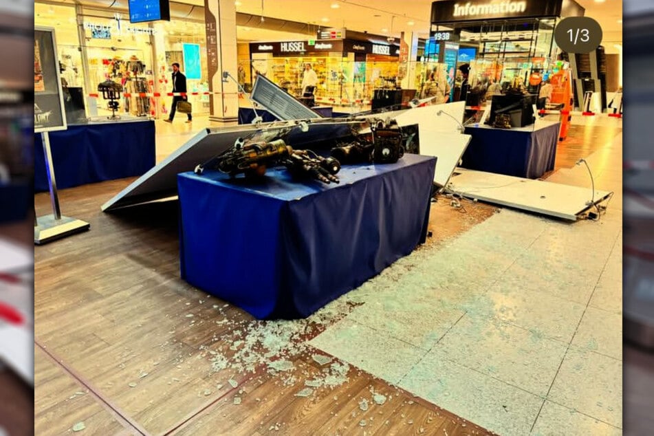Bei einem Polizeieinsatz im Leipziger Hauptbahnhof ist am Mittwoch ein Teil der Ausstellung "Rost und Glanz" zerstört worden.