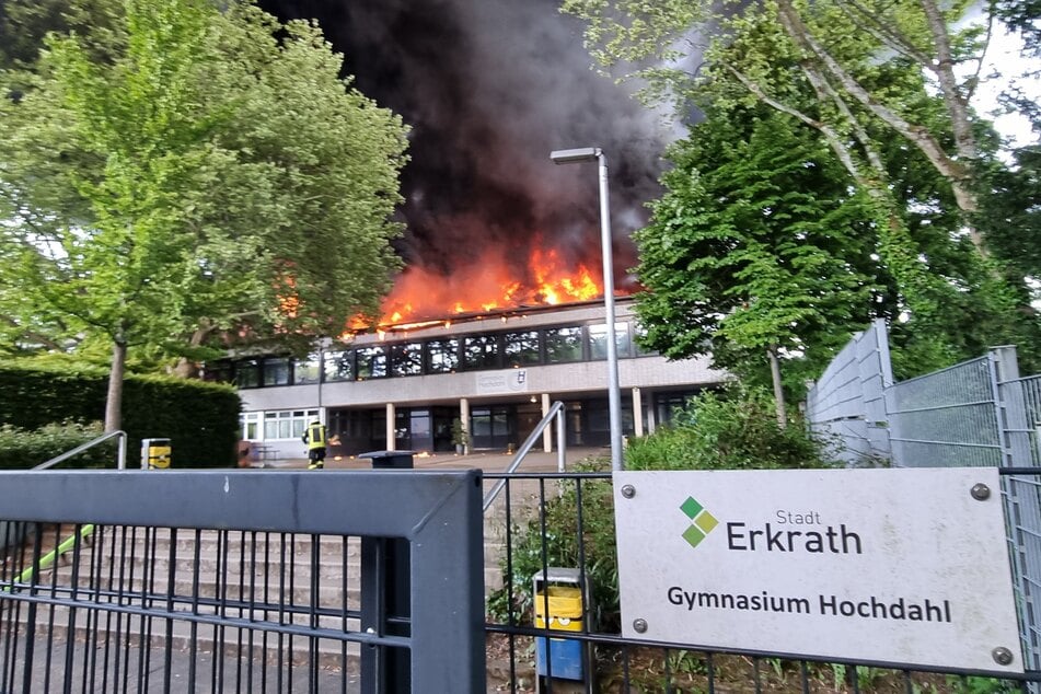 In einem Schulkomplex in Erkrath bei Düsseldorf war am Dienstag ein verheerendes Feuer ausgebrochen.