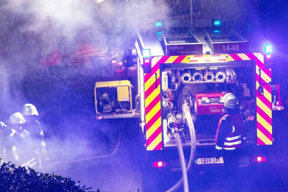 Wohnhausbrand: Zwei Menschen verletzt in Klinik, Probleme bei den Löscharbeiten