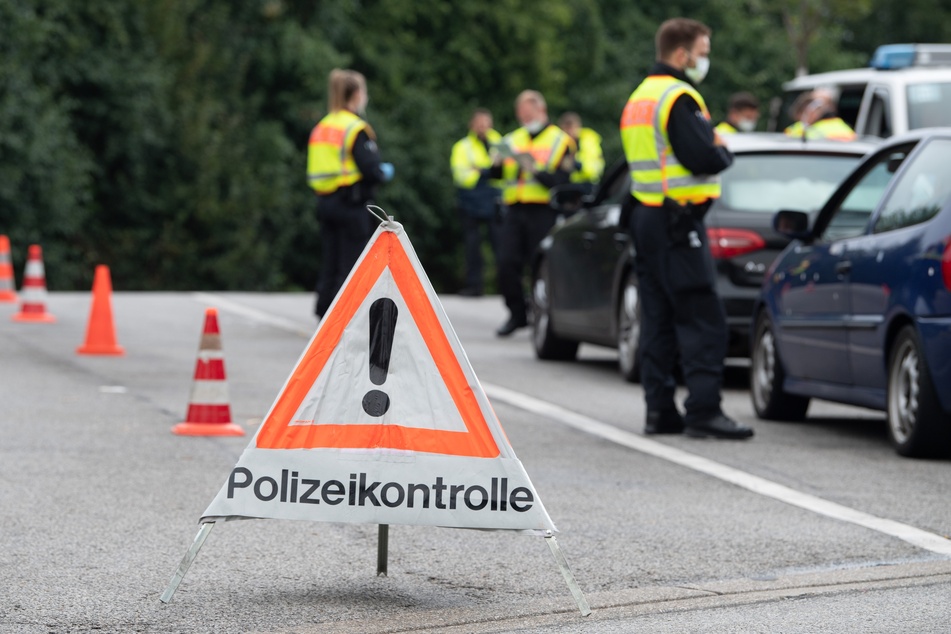 Auf dem Parkplatz "Löbauer Wasser" an der Autobahn 4 kontrollieren führen Polizisten Kontrollen durch.