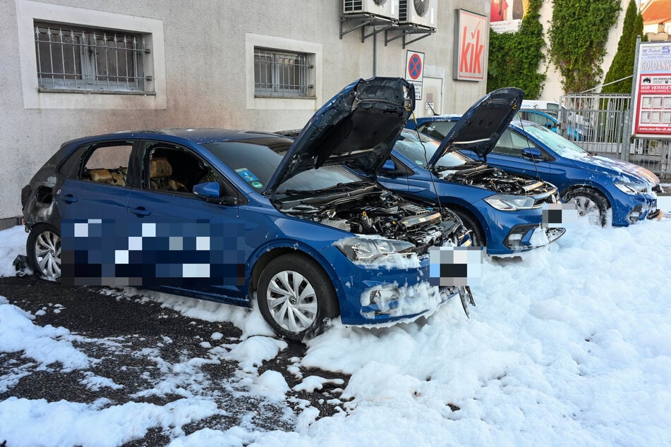 Zwei Volkswagen eines Pflegedienstes brannten aus und wurden komplett zerstört.