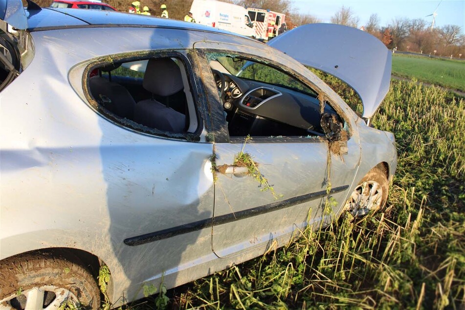 Auto überschlägt sich und landet im Feld: Polizei warnt vor Unfall-Ursache