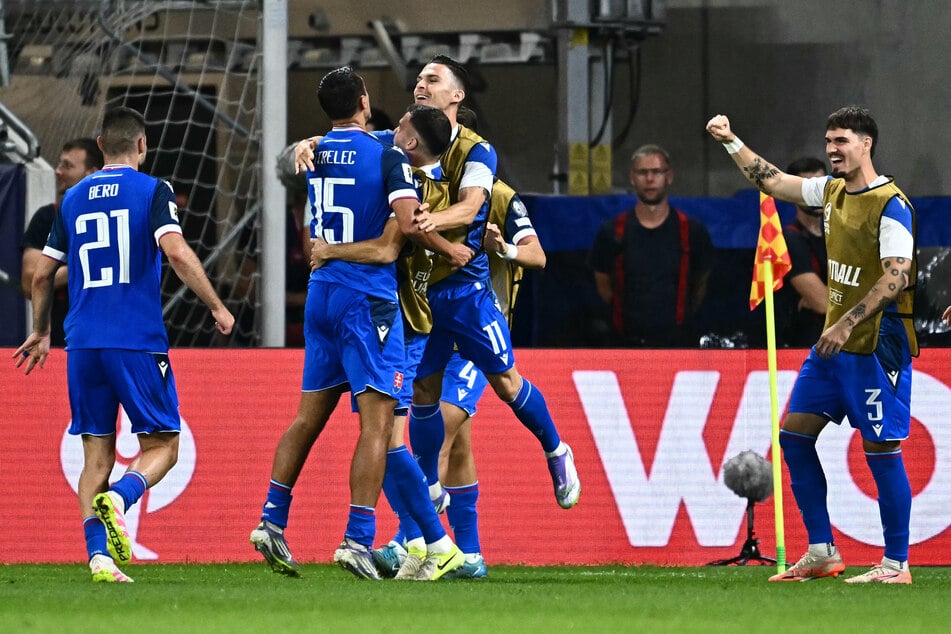 Slowakei-Akteur David Strelec (24, Mitte) bejubelt seinen 2:0-Treffer mit den Teamkollegen.