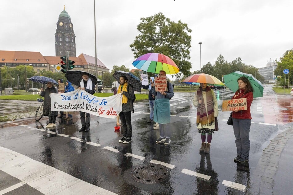 Am Georgplatz trotzten Mitglieder von "Extinction Rebellion" dem miesen Regenwetter.