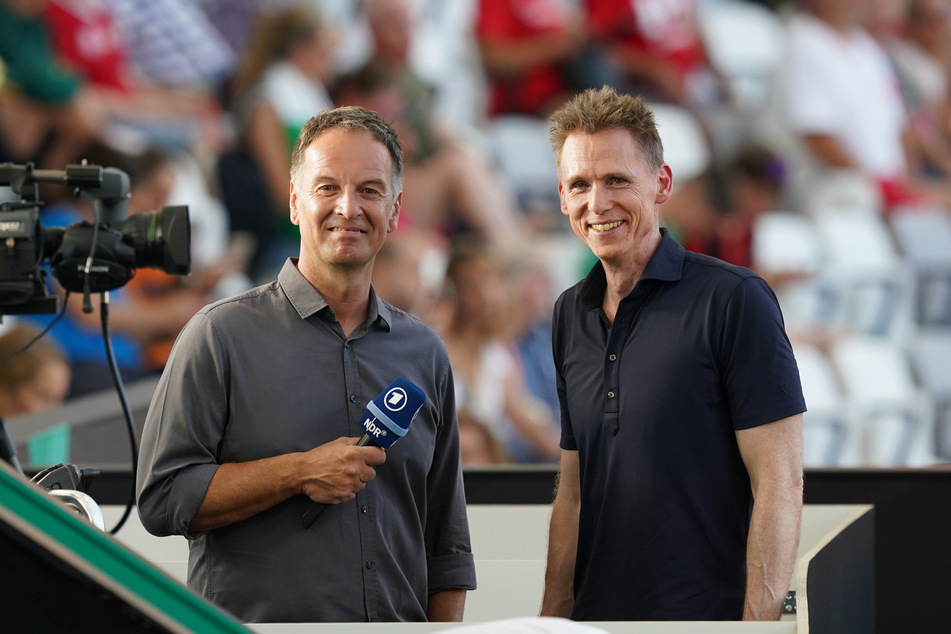 Der ehemalige Zehnkämpfer Frank Busemann (48, r.) und ARD-Sportmoderator Claus Lufen (56, l.) bei der Leichtathletik-WM in Budapest.