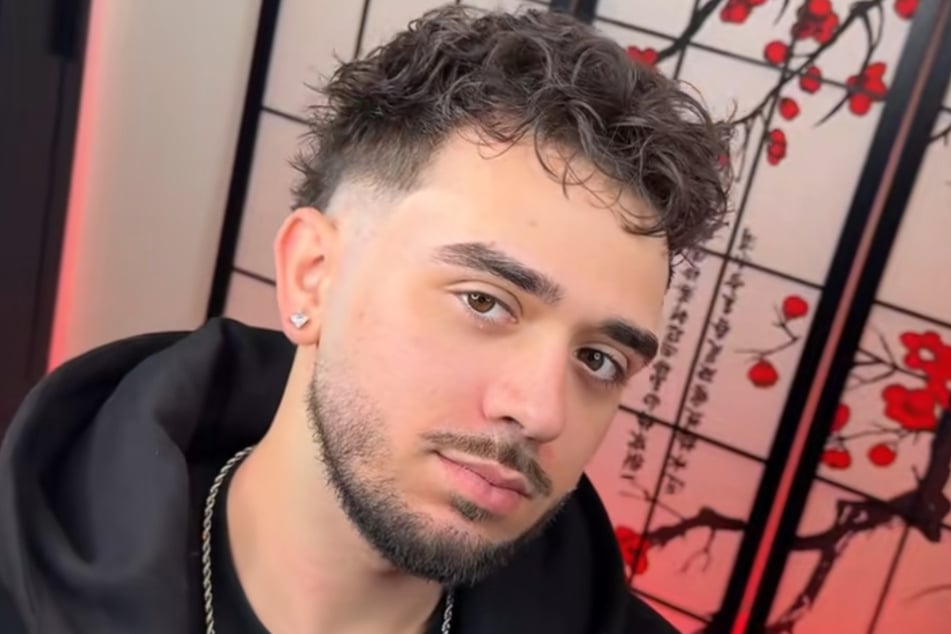 Kein vertauschtes Bild! Das ist wirklich derselbe Mann wie auf dem Foto von oben.