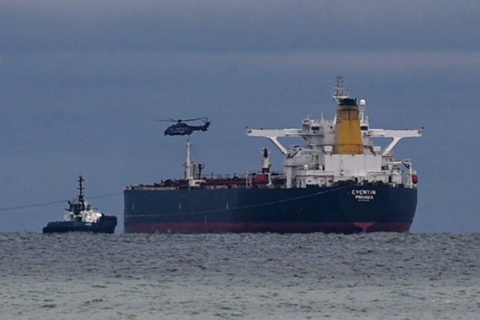 Der Zoll untersucht derzeit die geladene Fracht des Tankers.