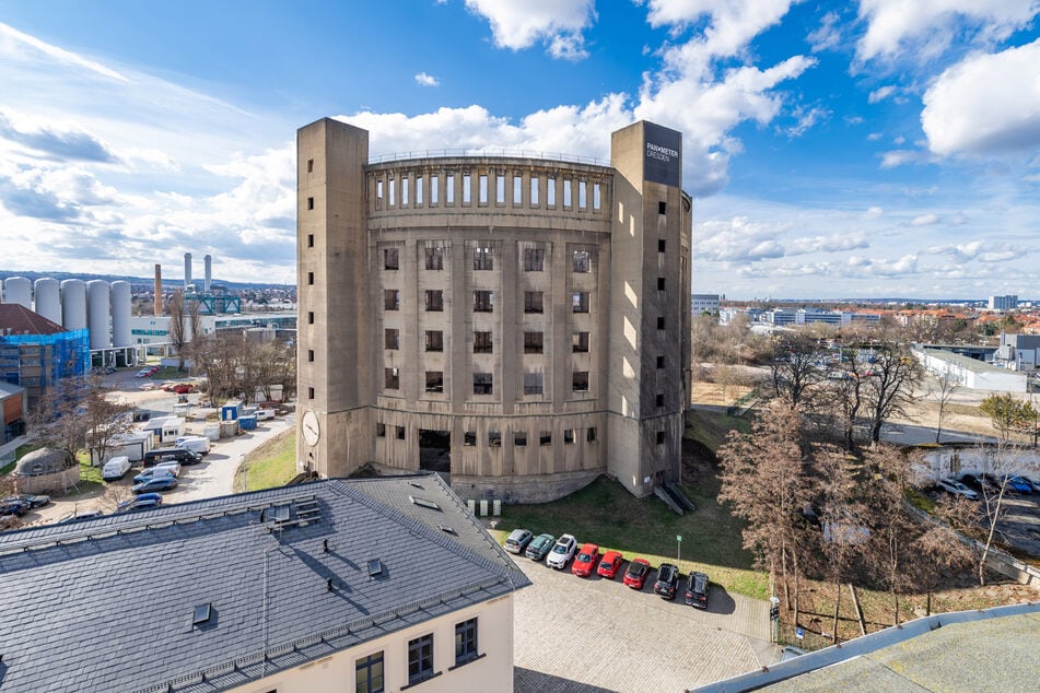Imposant ragt der von Hans Erlwein entworfene Gasspeicher in den Himmel. Rechts davon sind Überreste eines älteren Gasometers zu sehen. In einem dritten Speicher sitzt heute das Panometer.