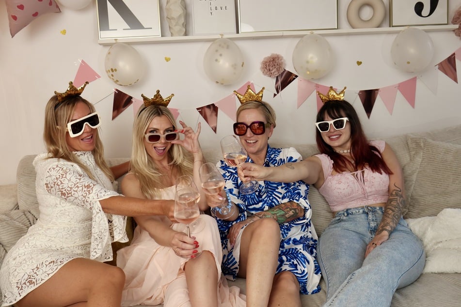 V.l.n.r.: Donnerstagskandidatin Zoe (54), Janika (37), Dienstags-Einkäuferin Tine (45) und Montagsteilnehmerin Melissa (24) schauten gemeinsam die "Shopping Queen"-Folge von Mittwoch.