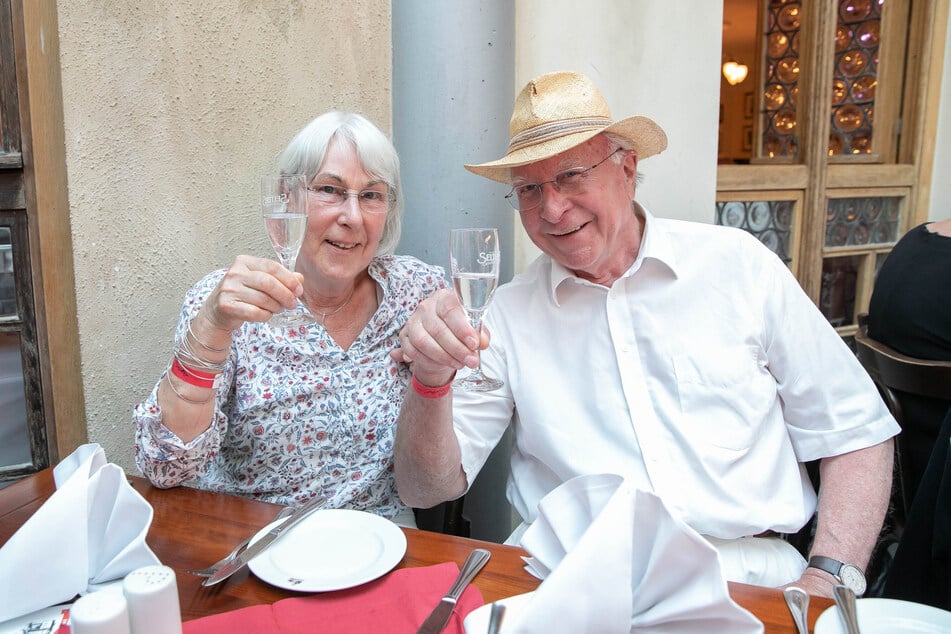 Ernst Hirsch und seine Frau Cornelia stoßen auf den Geburtstag an (Aufnahme aus dem Jahr 2018).