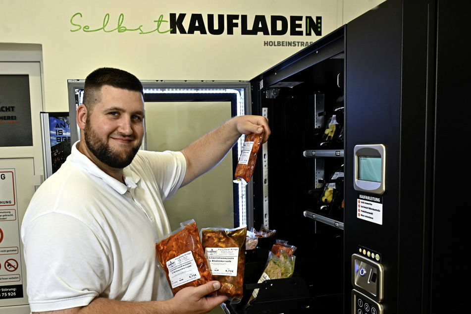 Fleischermeister Franz Klinge (36) befüllt den Lebensmittel-Automaten.