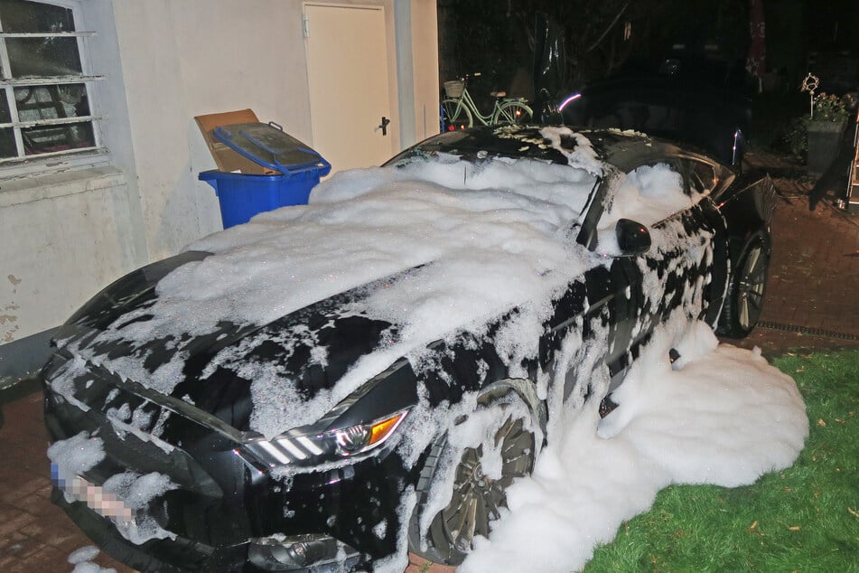 Der im Innenraum ausgebrannte Ford Mustang konnte mit Löschschaum gelöscht werden.