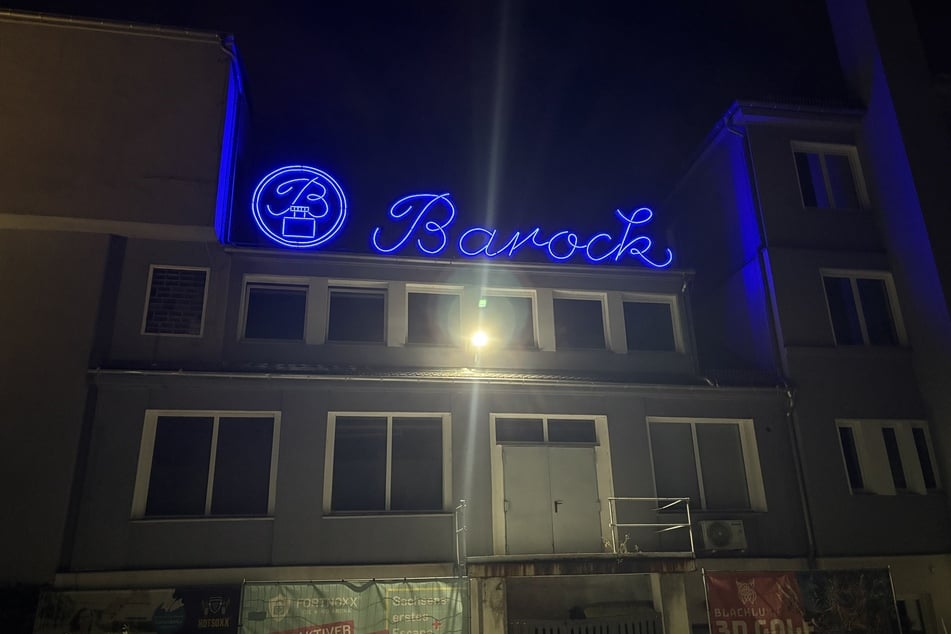 Seit Mittwoch leuchtet wieder der Barock-Schriftzug der ehemaligen Tintenfabrik.