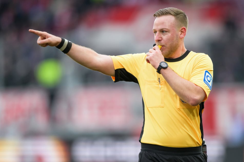 Referee Lars Erbst (30) machte im Jahnstadion eine sehr unglückliche Figur. Vor allem der Platzverweis für HSV-Profi Emir Sahiti (26) erhitzte die Gemüter.