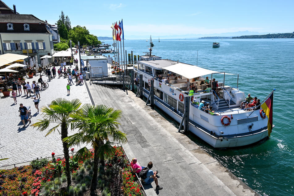 Ein Passagierschiff hat an der Uferpromenade angelegt, um zur Insel Mainau zu fahren.