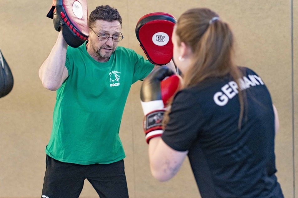 Heiko Kött (61) bereitet seine Schülerin derzeit auf einen Boxkampf am 28. März in Großenhain vor.