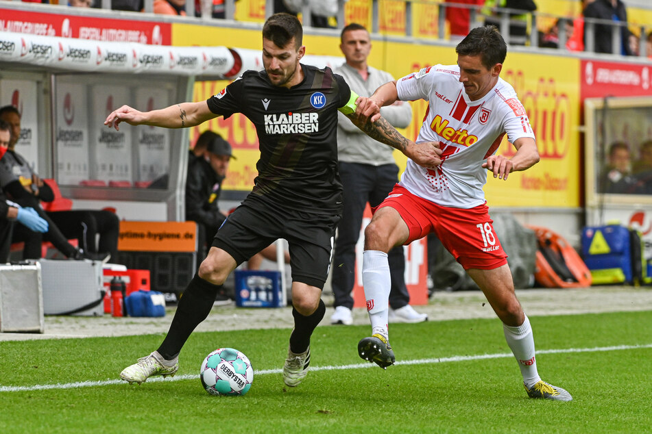 Seit Sommer 2020 spielt der 31-Jährige (r.) für Regensburg. Aktuell bleibt dem Mittelfeldspieler jedoch nur die Reservistenrolle, in dieser Spielzeit kommt er bis dato lediglich auf drei Kurzeinsätze.