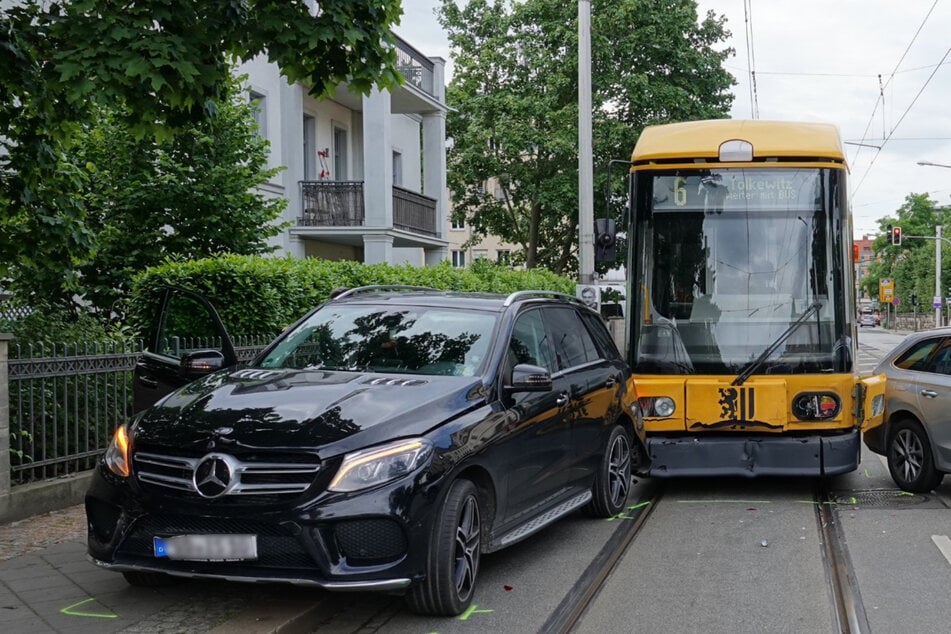 Dresden: Verkehrschaos am Schillerplatz! Unfall mit Straßenbahn und zwei Autos