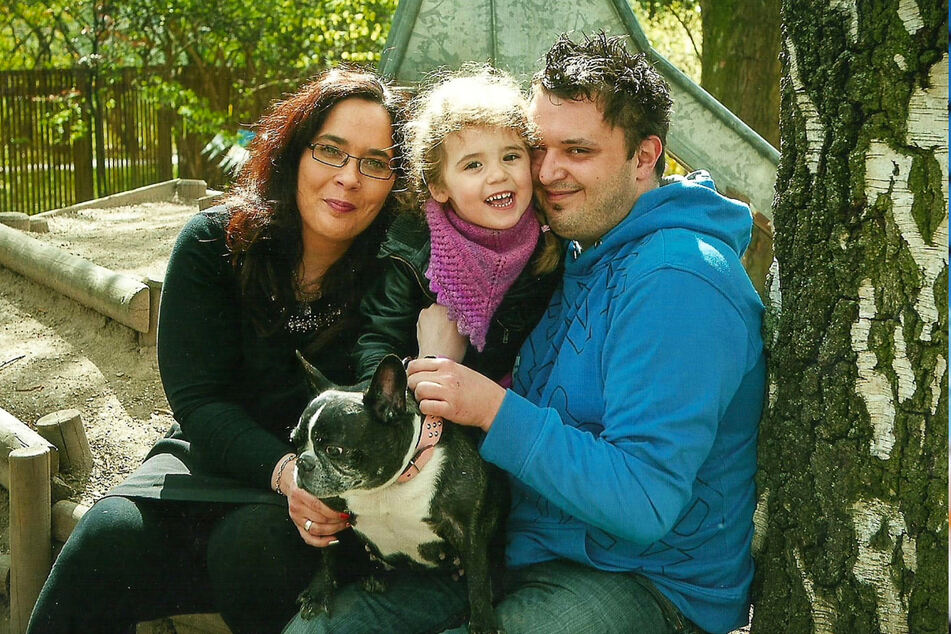 Anja Erth mit Ehemann Markus, Tochter Amira und Hund Harley.