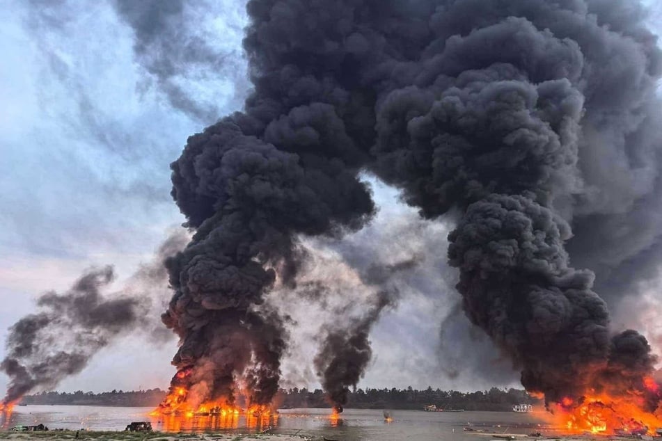 Große schwarze Rauchsäulen stiegen nach der Explosion am Hafen von Homalin in den Himmel.