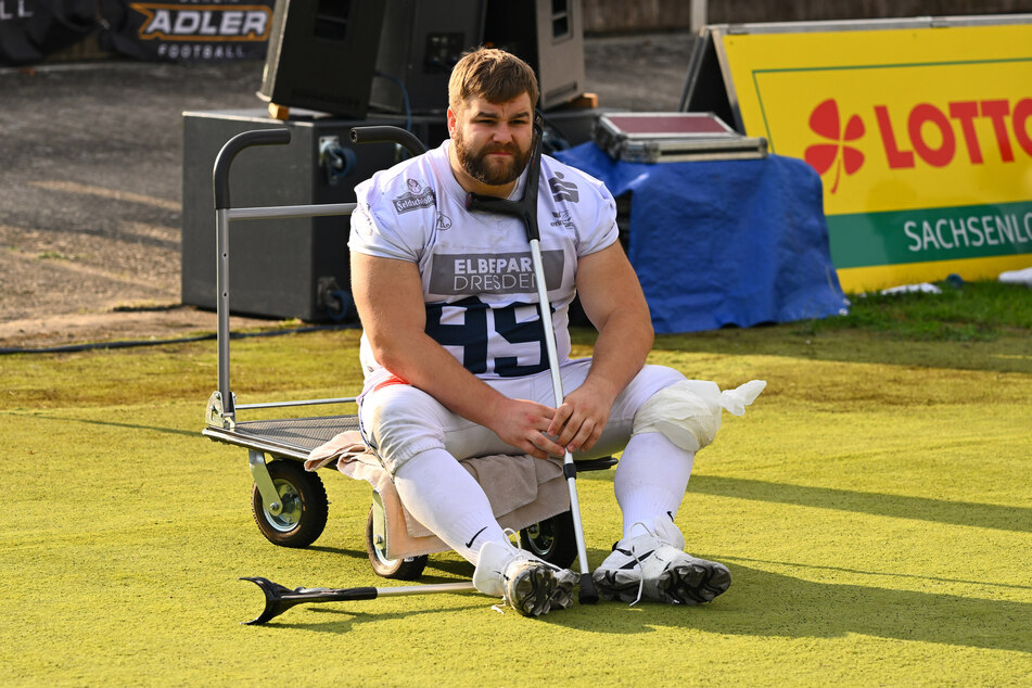 Eric Hauschild (24) sitzt nach seiner Verletzung konsterniert neben dem Spielfeld.
