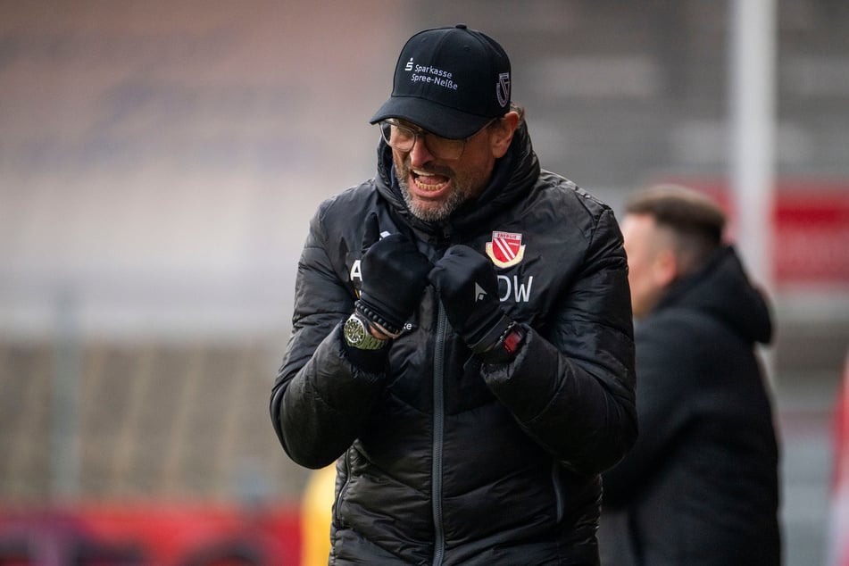 Pele Wollitz (60) suchte die Schuld an der Niederlage nicht nur bei Schiedsrichterin Davina Lutz. (Archivfoto)