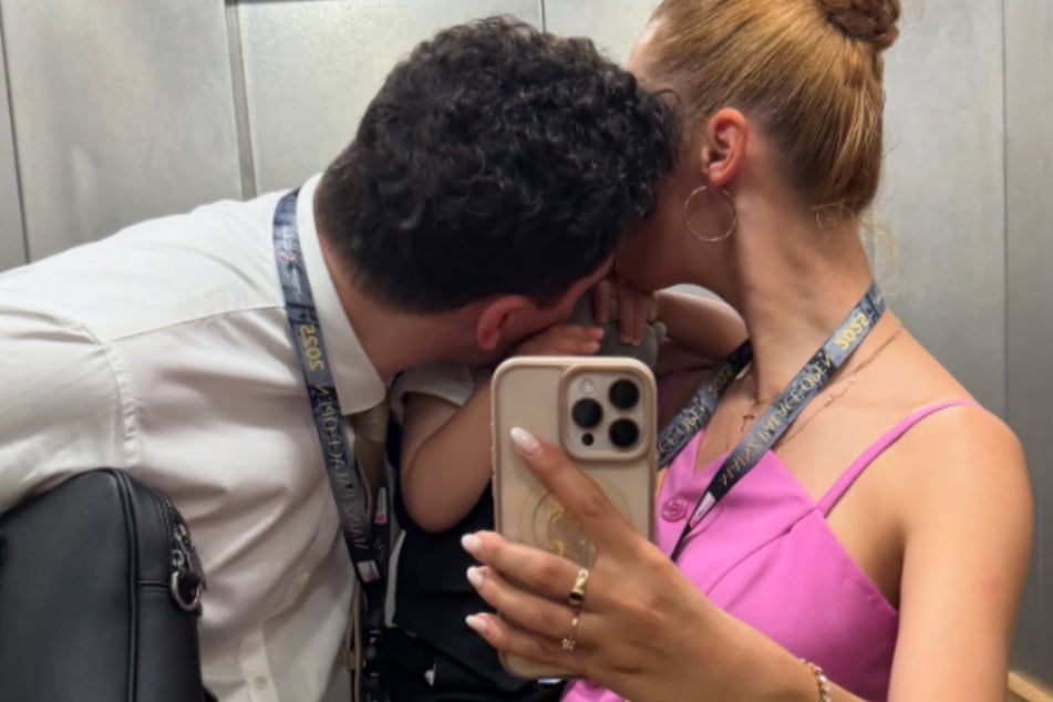 Victoria (36) und Andrzej Cibis (37) nutzen eine Aufzugfahrt, um ihren Sohn Adam (1) mit Liebe zu überschütten - und ein Selfie zu machen.