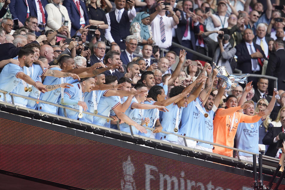 Als Kapitän von Manchester City durfte Ilkay Gündogan (32) den Pokal als Erstes in die Höhe recken. War es sein letzter Auftritt in England für die Citizens?