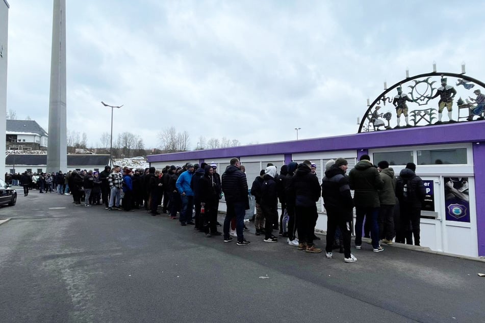 Mega-Schlange am FCE-Fanshop: Hunderte Fans standen am Dienstagvormittag an, um ein Auswärtsticket für das Spiel gegen den FSV Zwickau zu bekommen.