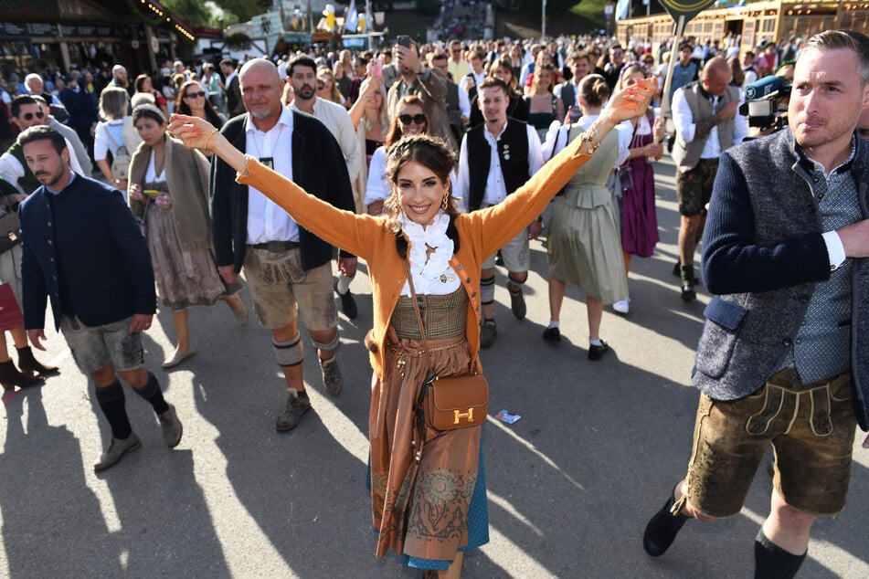 Cathy Hummels (38) ist lizensiert auf der Wiesn unterwegs.