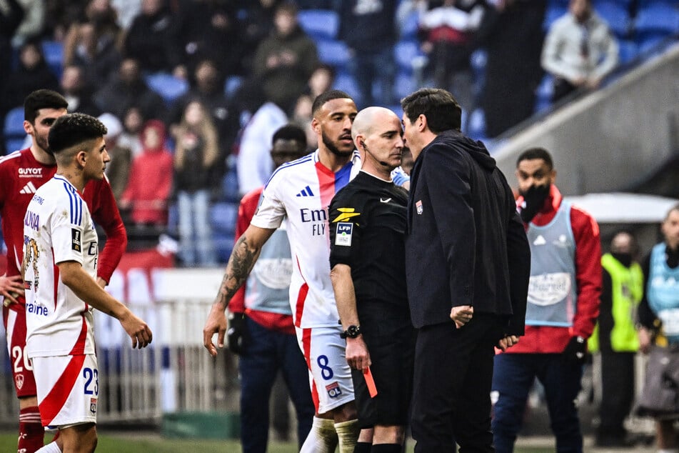 Schiedsrichter Benoît Millot (43, 2.v.r.) ertrug den Ausraster von Lyon-Coach Paulo Fonseca (51, r.) stoisch.