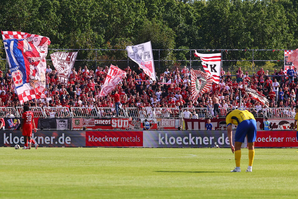 Die mitgereisten Erfurter Fans durften nach 1:3-Rückstand noch einen Sieg feiern.