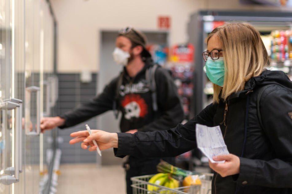 Kunden müssen beim Einkaufen eine Schutzmaske tragen.