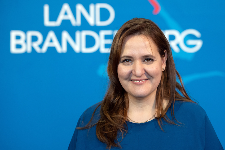 Wissenschafts- und Kulturministerin Manja Schüle (SPD) übergab am Dienstag die von wissenschaftlichen Einrichtungen in Brandenburg gespendete Ausrüstung an Oberbürgermeister Mike Schubert (SPD).