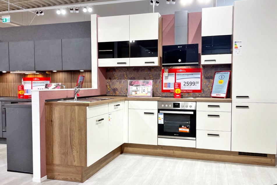 Jetzt bei ROLLER vorbeischauen und die neue Traumküche bis zu 50 Prozent günstiger mitnehmen.¹