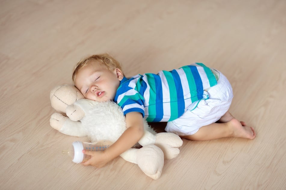 Beim Spielen eingeschlafen: Besonders kleine Kinder können kaum einschätzen, dass sie längst schlafen müssten.