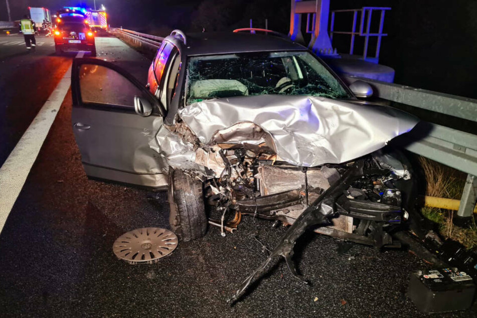 Ach der am Unfall beteiligte VW ist stark an der Front zerstört.