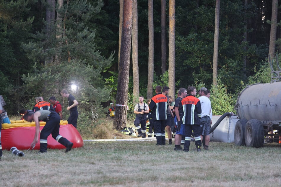 Rund 160 Feuerwehrleute – unterstützt von den Landwirten im Umfeld – innerhalb weniger Stunden den Waldbrand löschen.