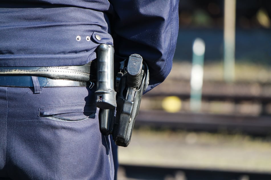Angeblich wollten die beiden Betrüger das Auto des Opfers nach Drogen durchsuchen. Finden konnten sie nichts. (Symbolfoto)
