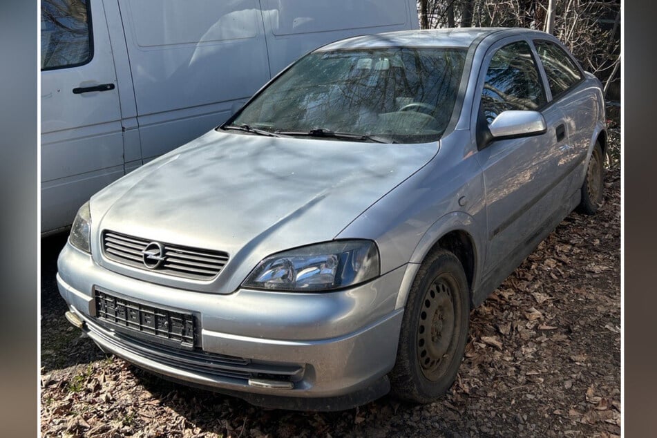 Der Rentner ist mit einem silbergrauen Opel unterwegs.