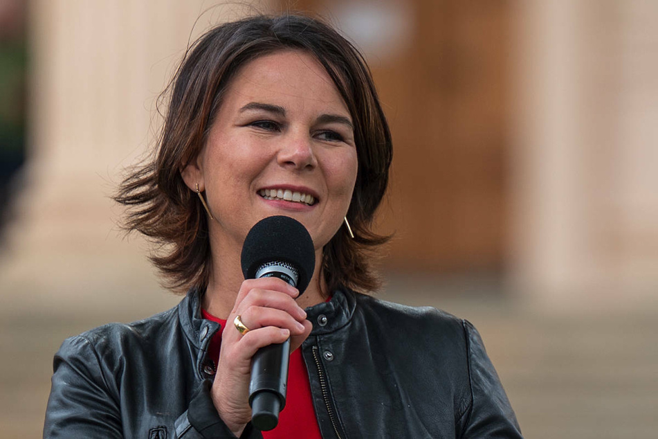 Annalena Baerbock (40, Grüne) spricht beim Wahlkampfabschluss der Partei in Brandenburg auf dem Alten Markt in Potsdam. Die Kanzlerkandidatin hat im Camp der Klimaaktivisten mit Streik-Abbrechern gesprochen.